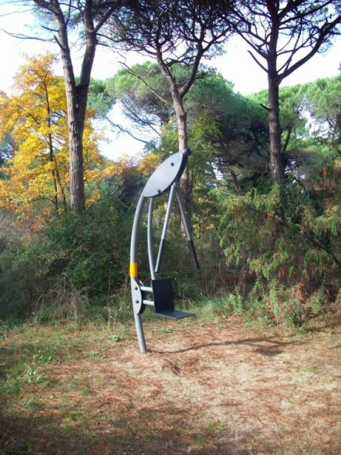euroform w - Norwell - attrezzature fitness per esterno  - attrezzature sport per spazi pubblici - palestra outdoor Cervia - outdoor gym in parco pubblico - gente si allena in parco fitness all