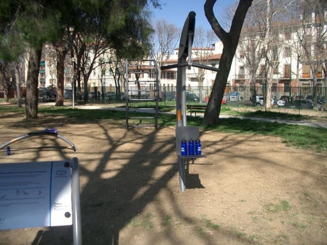 euroform w - Norwell - attrezzature fitness per esterno  - attrezzature sport per spazi pubblici - palestra outdoor Firenze - outdoor gym in parco pubblico - gente si allena in parco fitness all