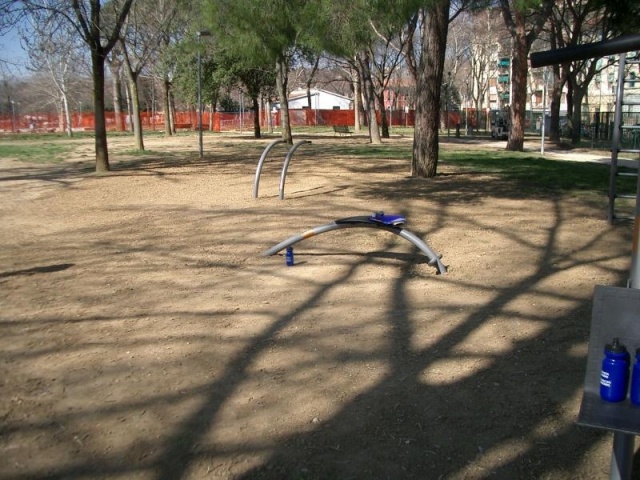 euroform w - Norwell - attrezzature fitness per esterno  - attrezzature sport per spazi pubblici - palestra outdoor Firenze - outdoor gym in parco pubblico - gente si allena in parco fitness all