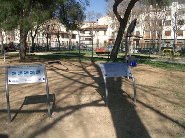 euroform w - Norwell - attrezzature fitness per esterno  - attrezzature sport per spazi pubblici - palestra outdoor Firenze - outdoor gym in parco pubblico - gente si allena in parco fitness all
