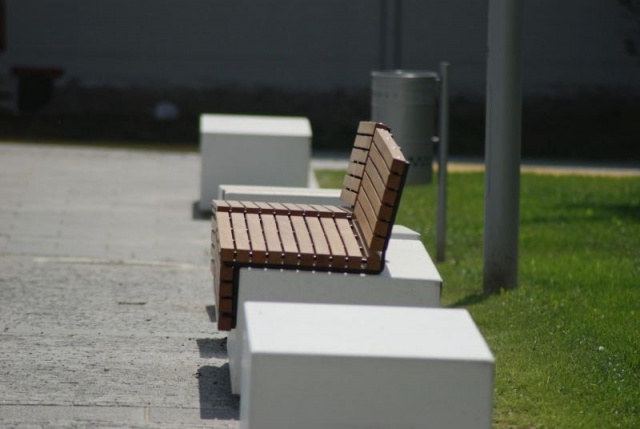 euroform w - street furniture - bench top with wooden backrest on concrete base - seating island for public space - benches in park Turin Italy - designer furniture for outdoors