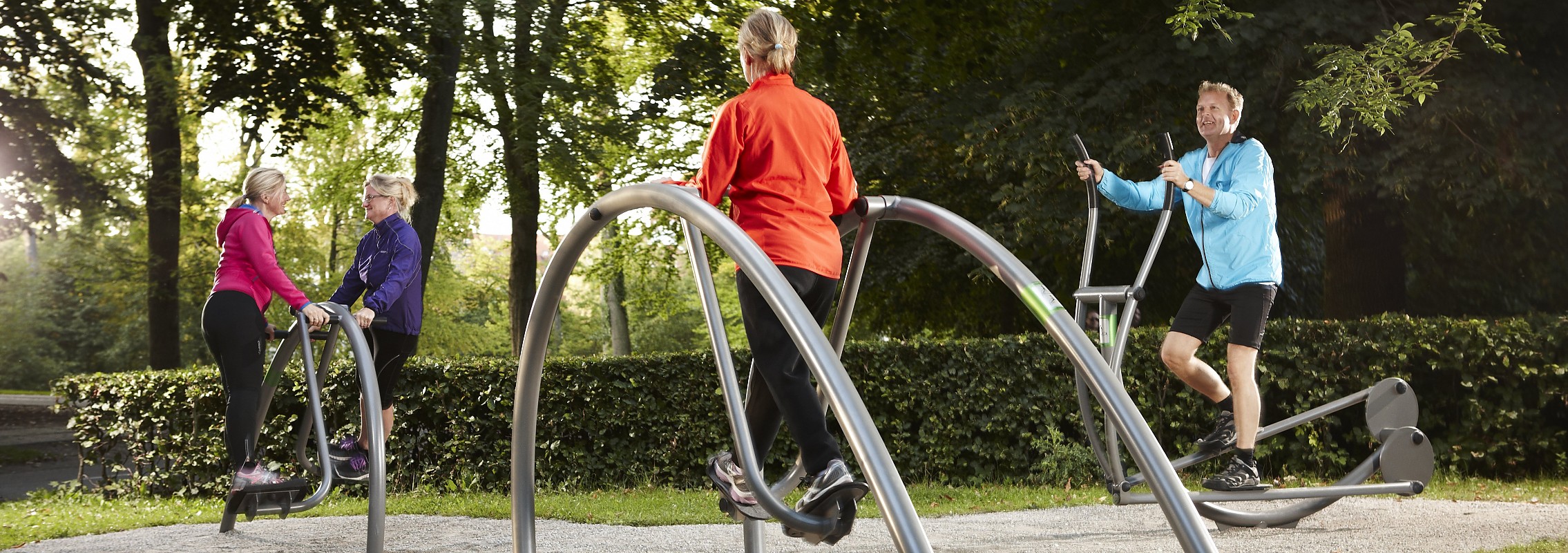 Outdoor Fitnessgeräte & Seniorenparks ☑️ für Jugendliche, Erwachsene