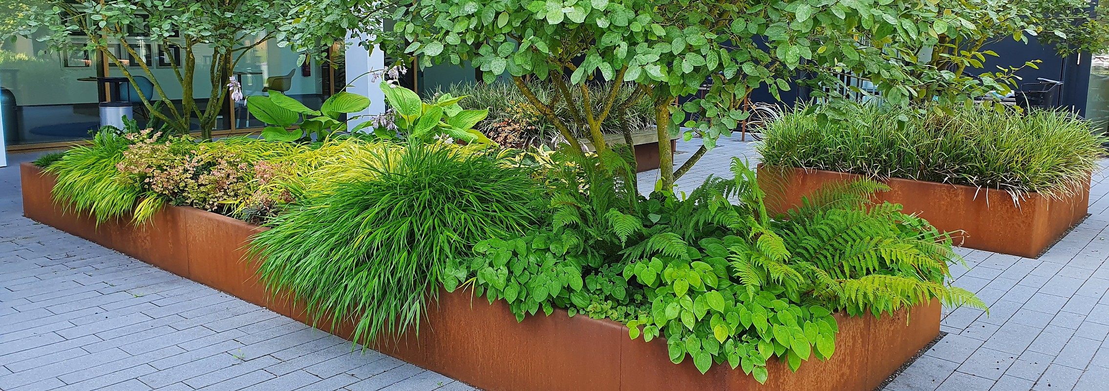 euroform w - Stadtmobiliar - Sitzbank Holz - big planter - Hochbeet