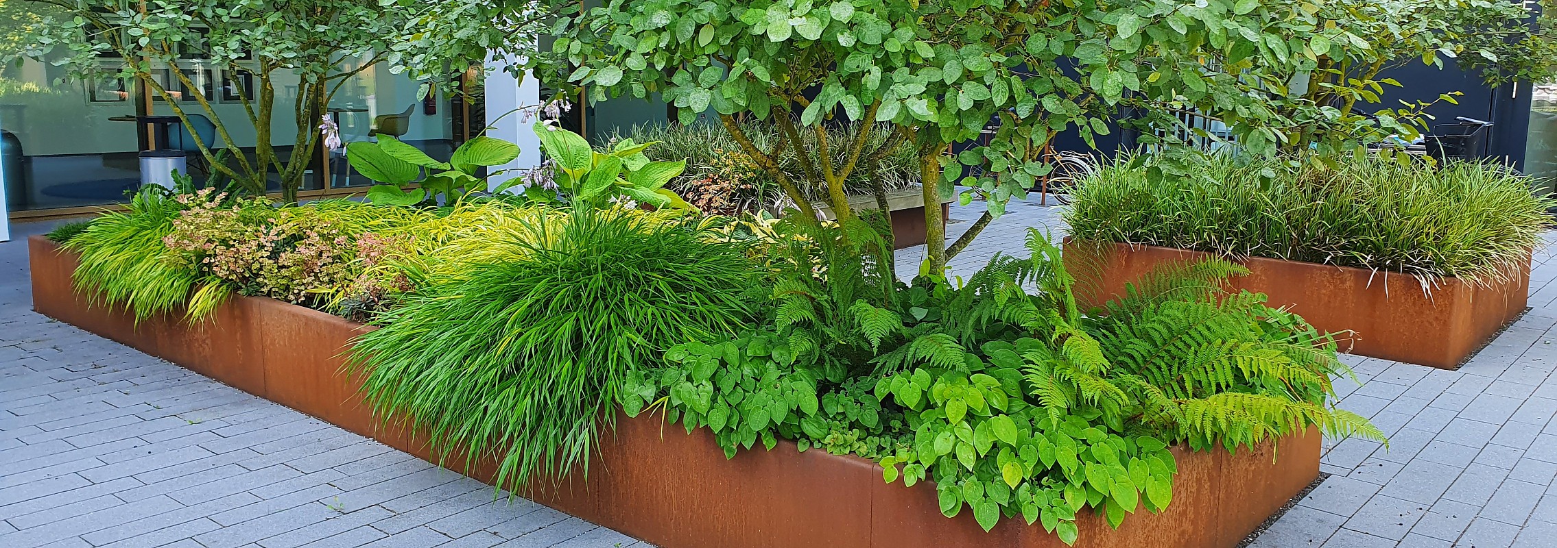 euroform w - Stadtmobiliar - Sitzbank Holz - big planter - Hochbeet