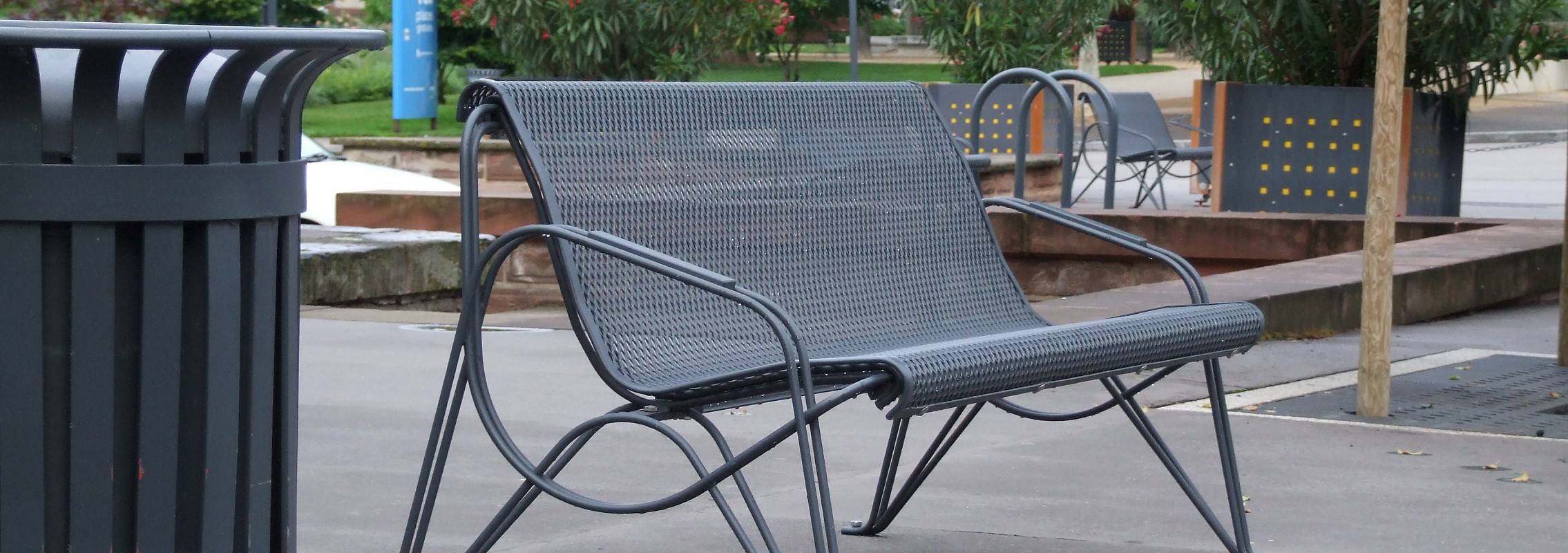 euroform w - Stadtmobiliar - Sitzbank Metall - Ambiente