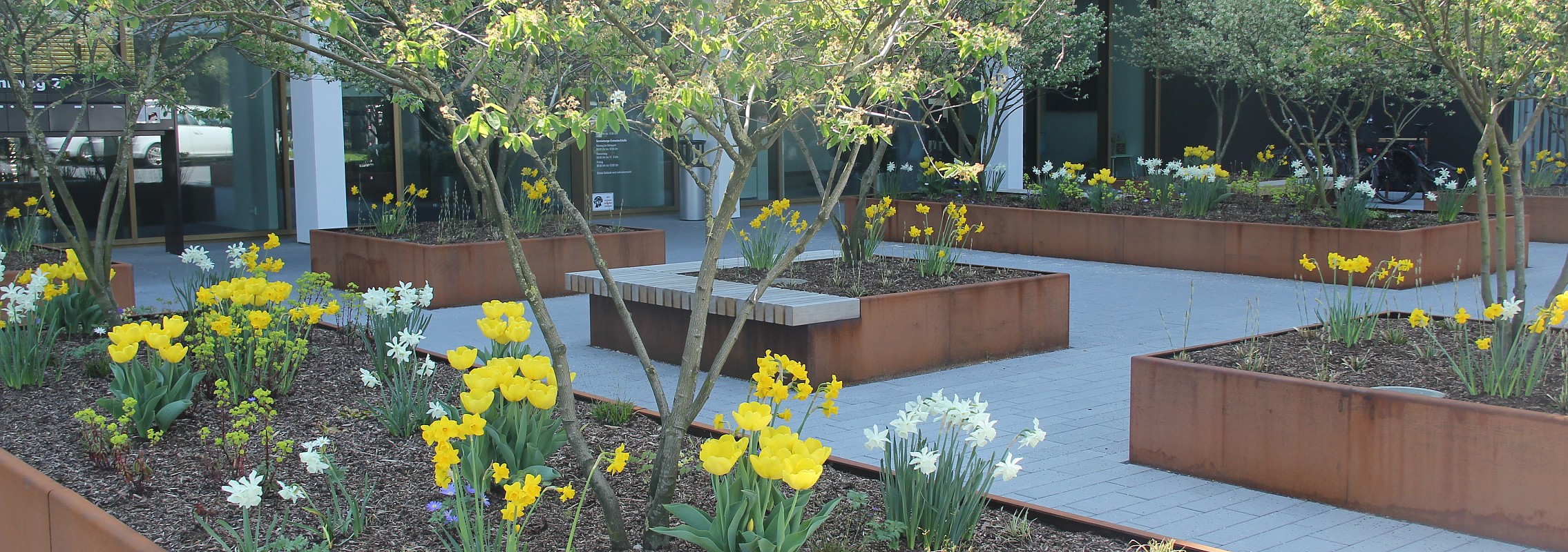 euroform w - Stadtmobiliar - Sitzbank Holz - big planter - Hochbeet