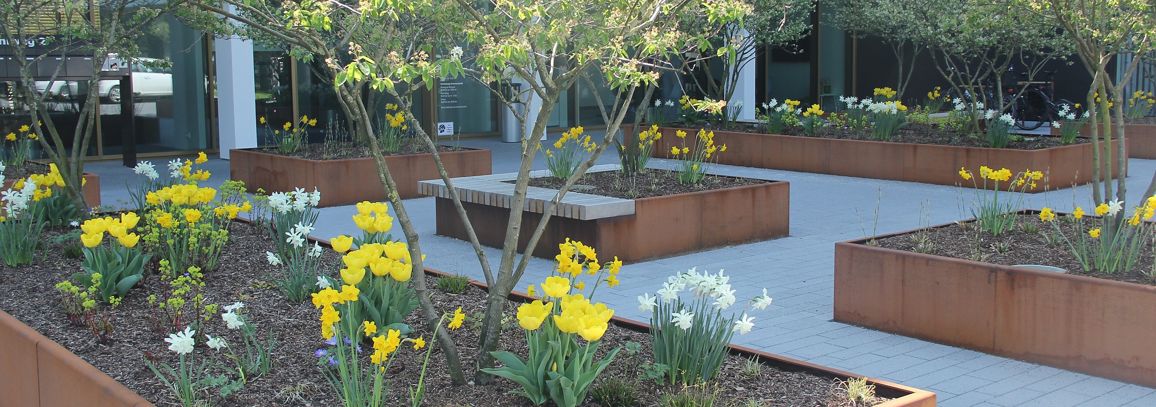 euroform w - Stadtmobiliar - Sitzbank Holz - big planter - Hochbeet