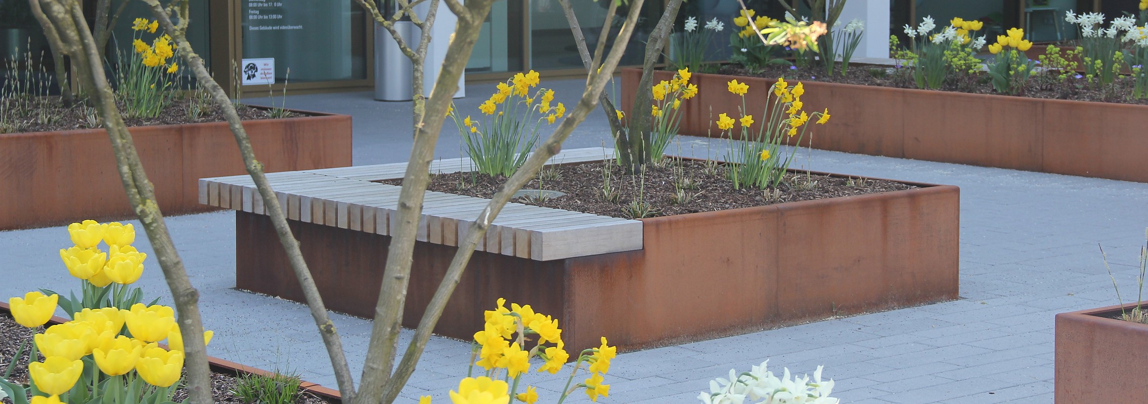 euroform w - Stadtmobiliar - Sitzbank Holz - big planter - Hochbeet