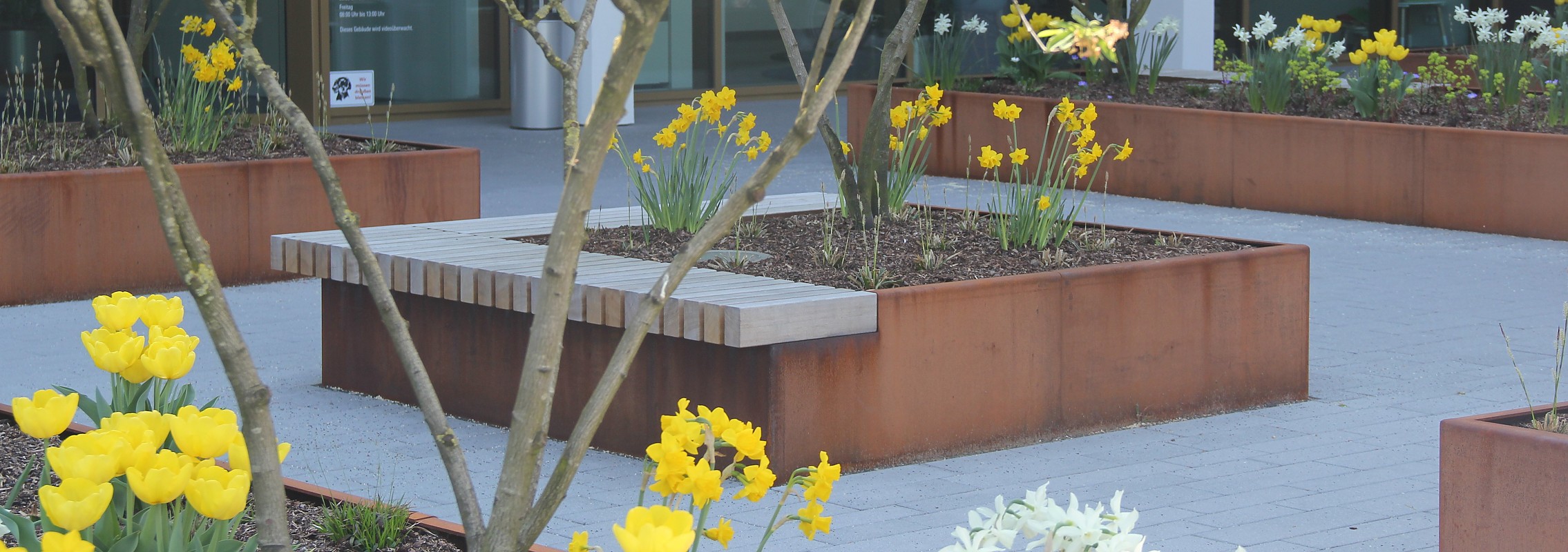 euroform w - Stadtmobiliar - Sitzbank Holz - big planter - Hochbeet
