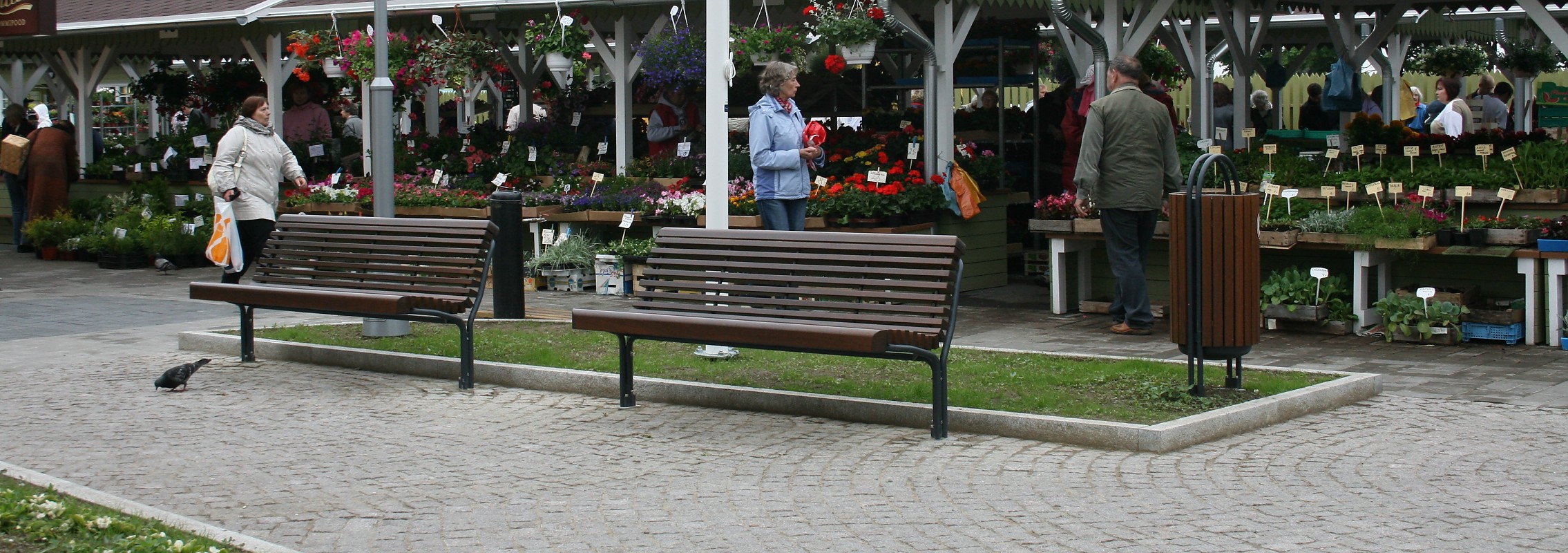 euroform w - Stadtmobiliar - Sitzbank Holz - Contour 325/22