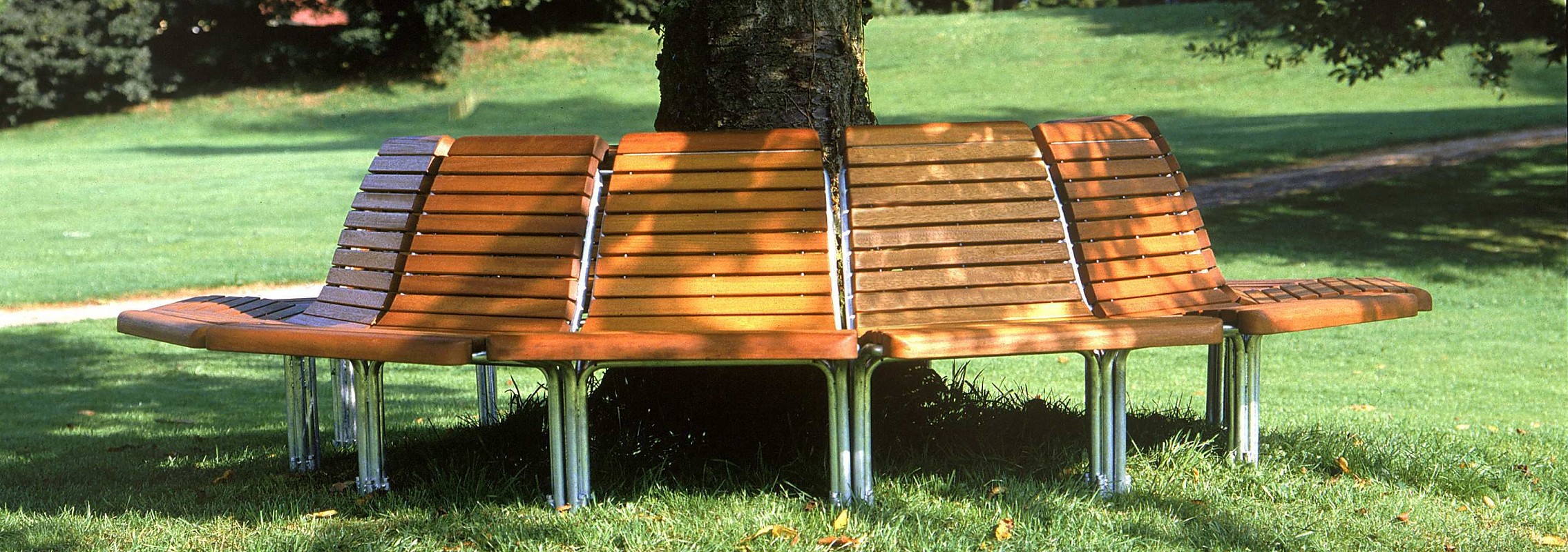 euroform w - Stadtmobiliar - Sitzbank Holz - Contour 327 - Rundbank