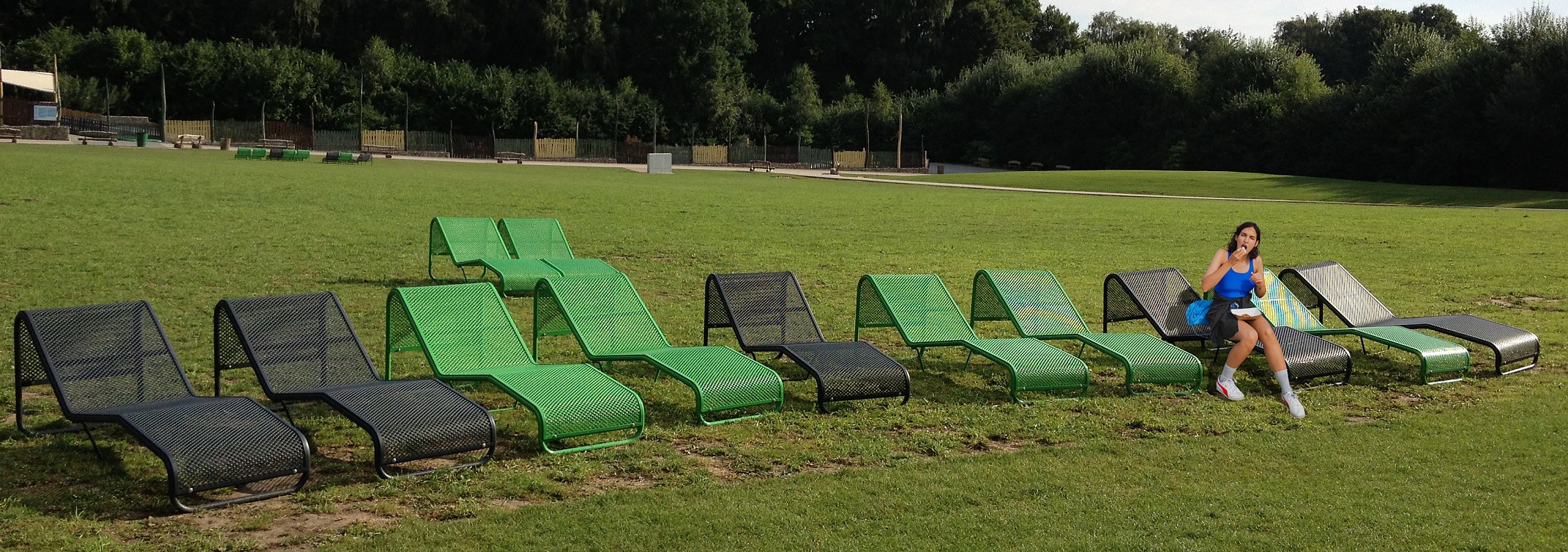 euroform w - Stadtmobiliar - chaise longue - lounger - Contour 340 M - Sitzbank Holz - Liege