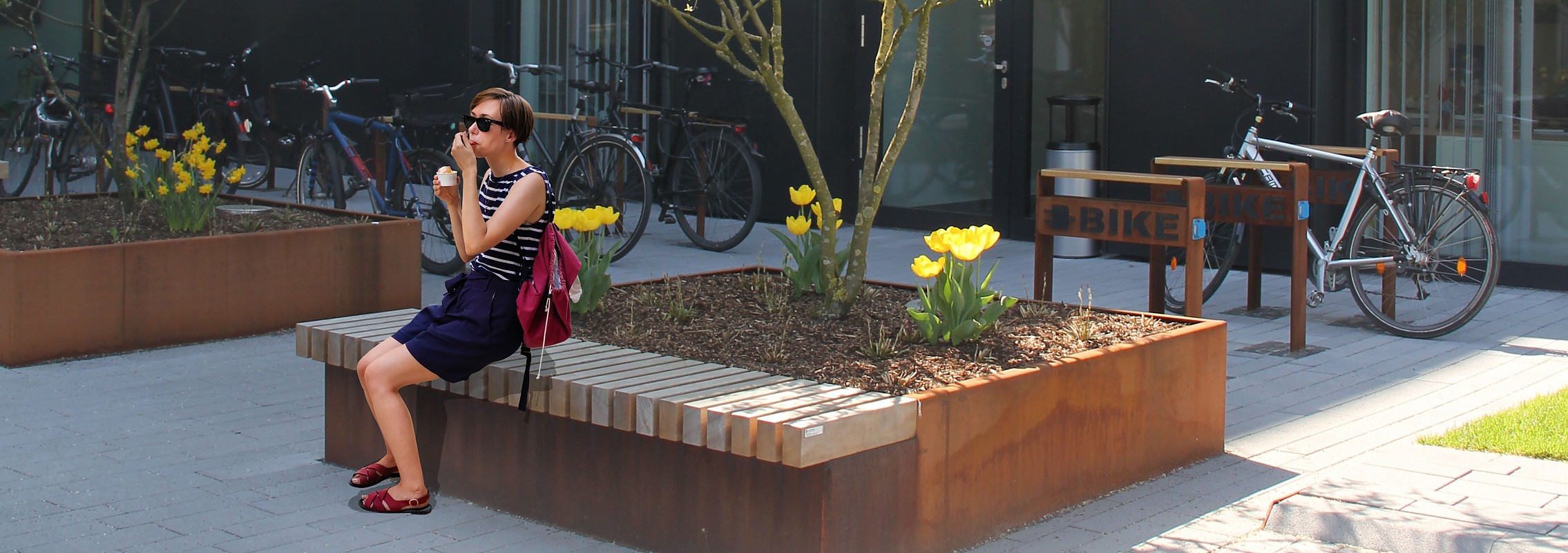 euroform w - Stadtmobiliar - Sitzbank Holz - big planter - Hochbeet