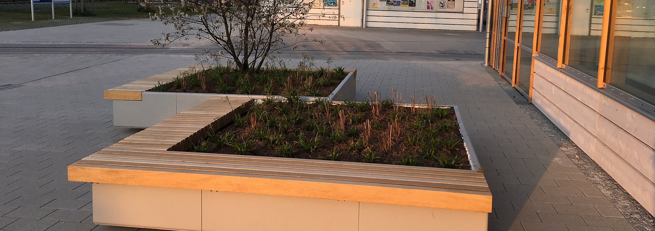 euroform w - Stadtmobiliar - Sitzbank Holz - big planter - Hochbeet