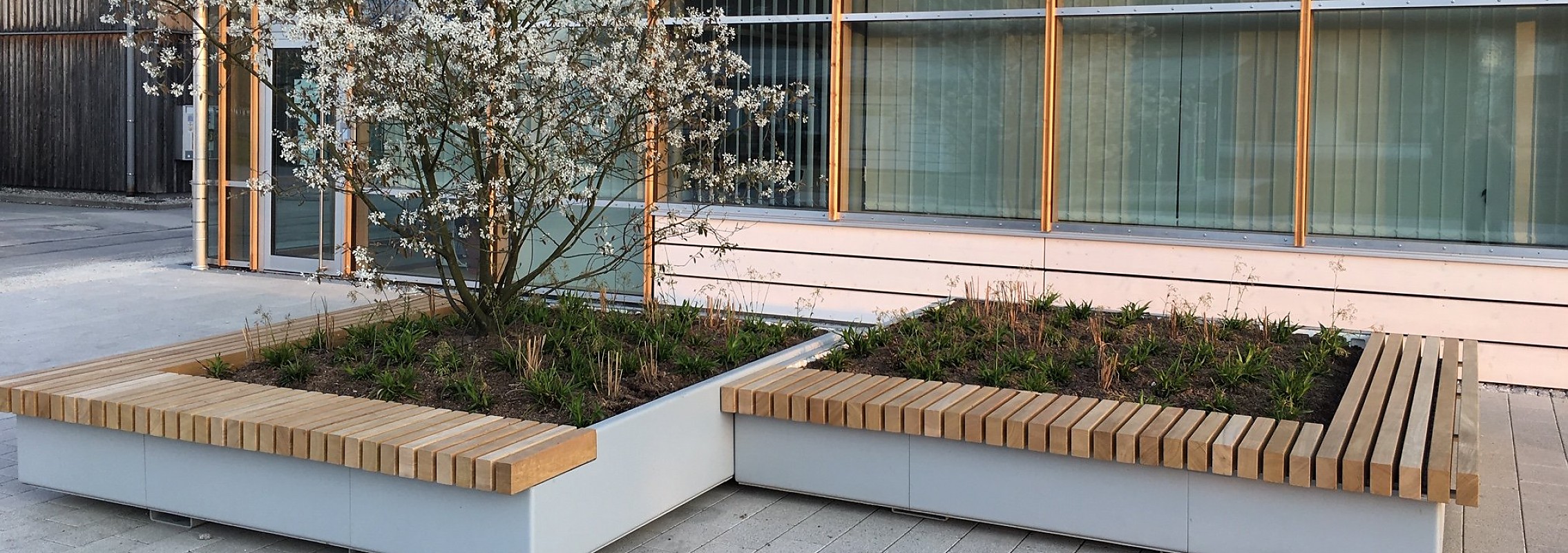 euroform w - Stadtmobiliar - Sitzbank Holz - big planter - Hochbeet