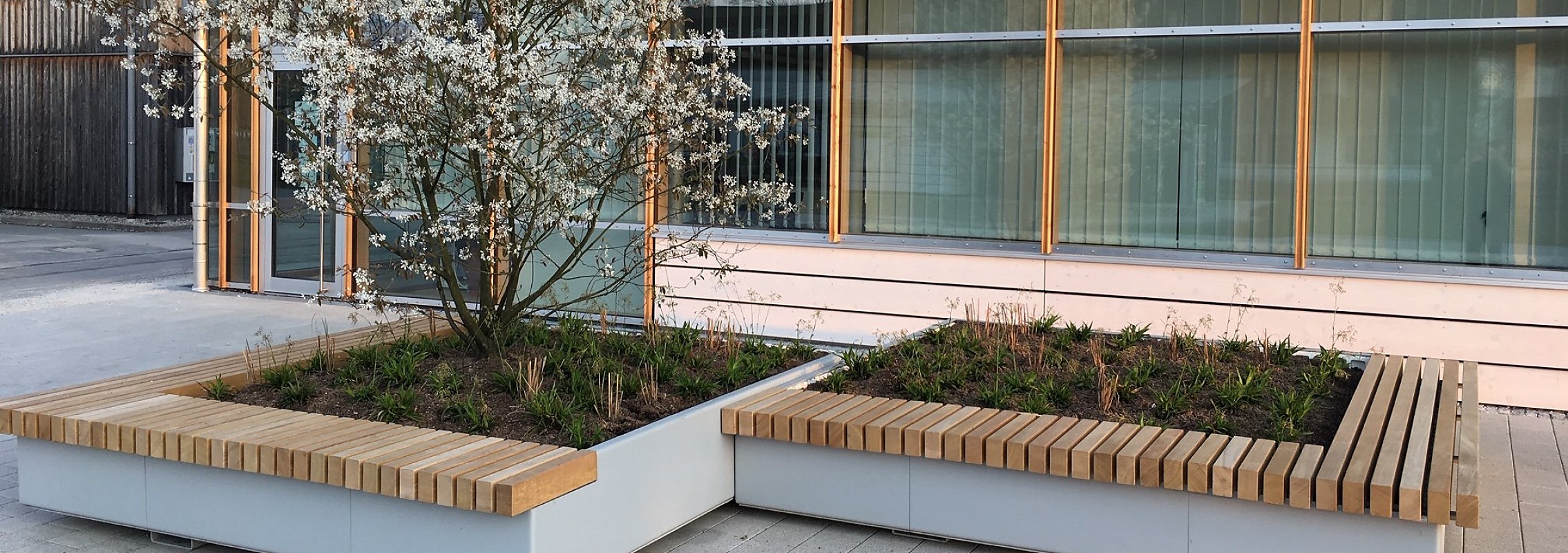 euroform w - Stadtmobiliar - Sitzbank Holz - big planter - Hochbeet