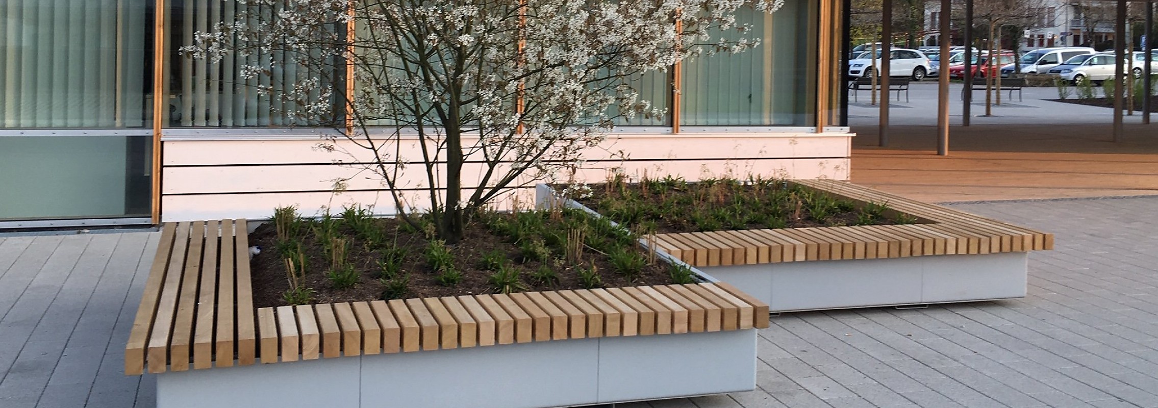 euroform w - Stadtmobiliar - Sitzbank Holz - big planter - Hochbeet