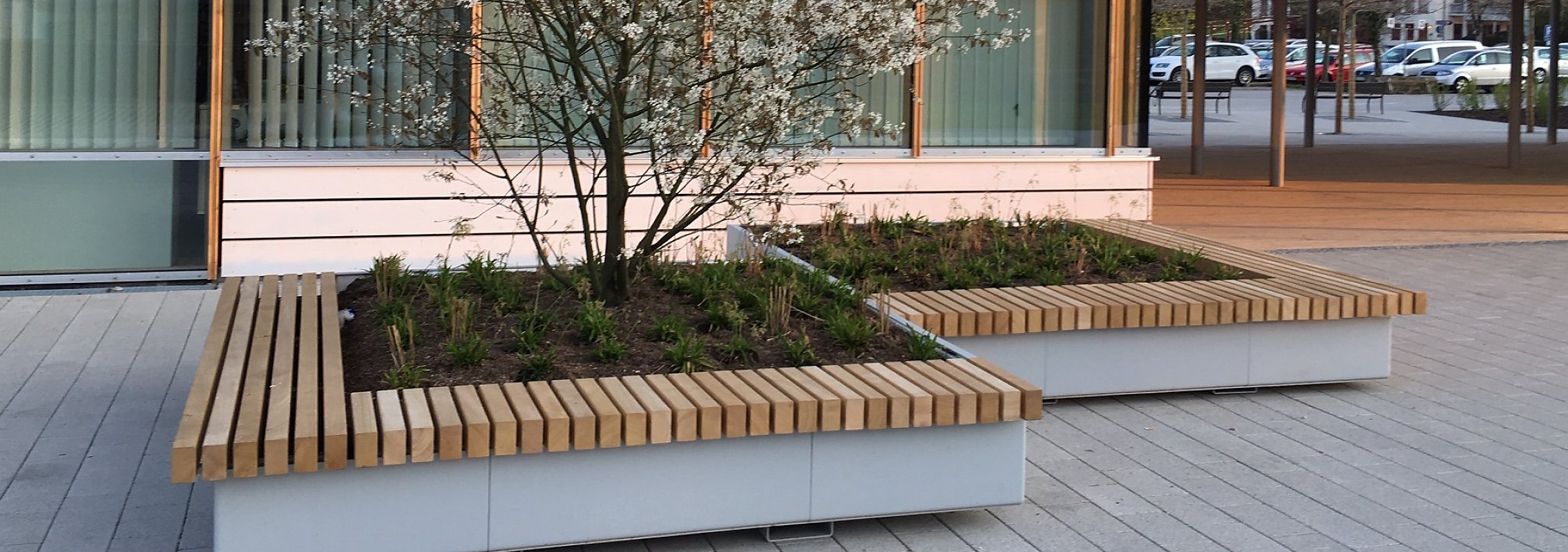 euroform w - Stadtmobiliar - Sitzbank Holz - big planter - Hochbeet