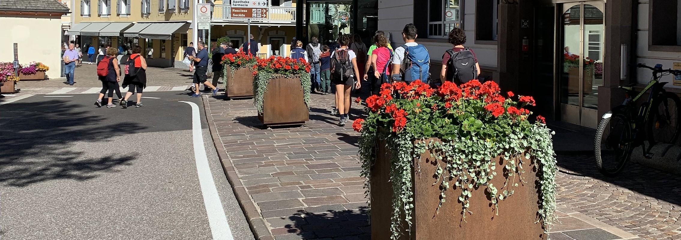 euroform w - urban furniture - big planters - Lineafiore light