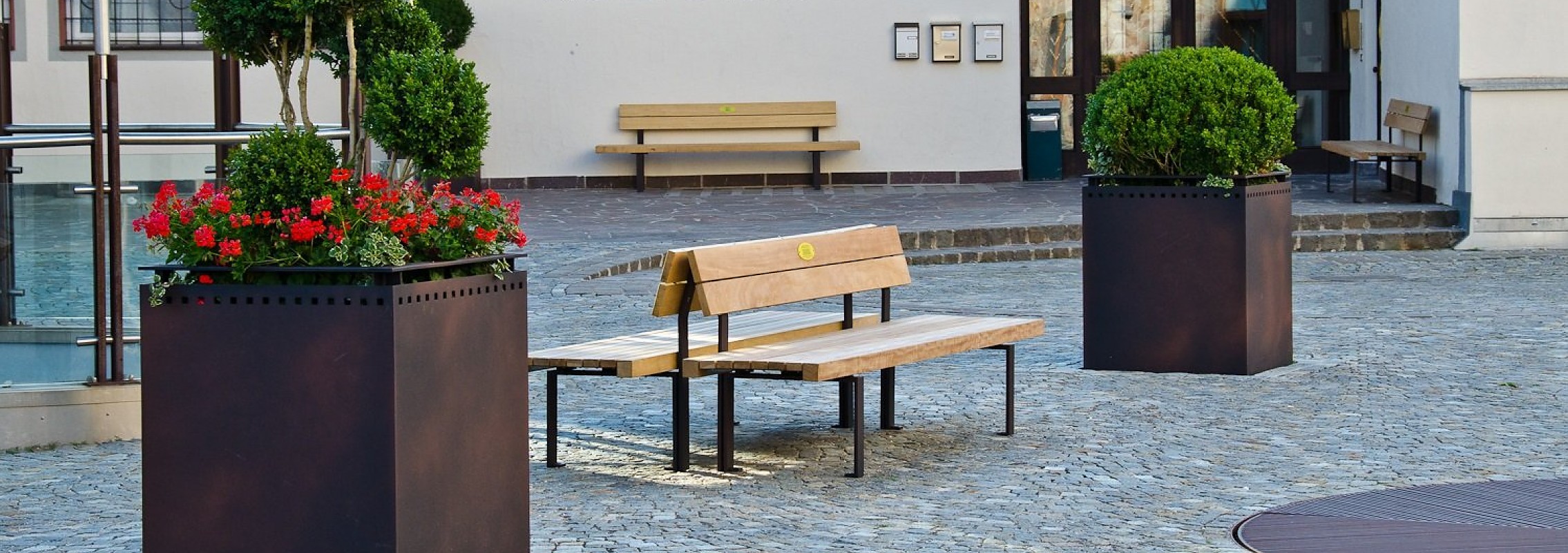 euroform w - Stadtmobiliar - Sitzbank Holz - Lineaseduta