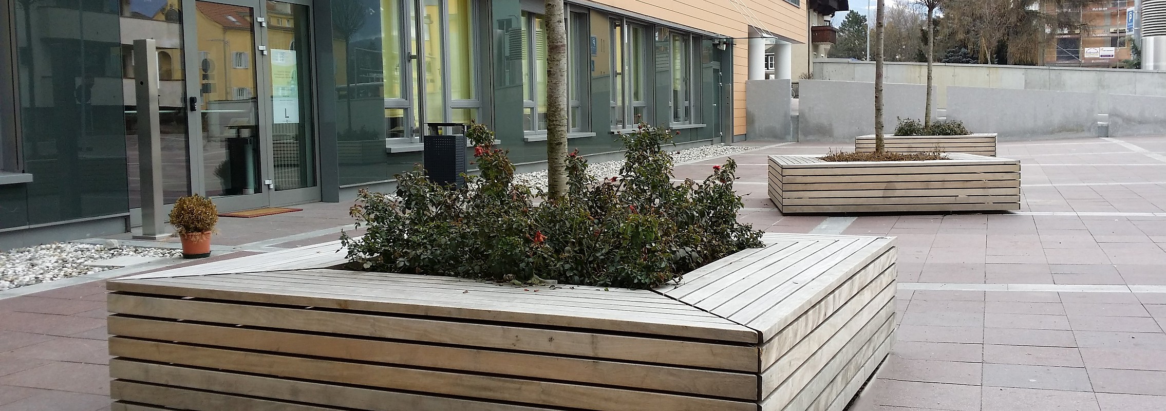 euroform w - arredo urbano - panchine legno - fioriere - sedute