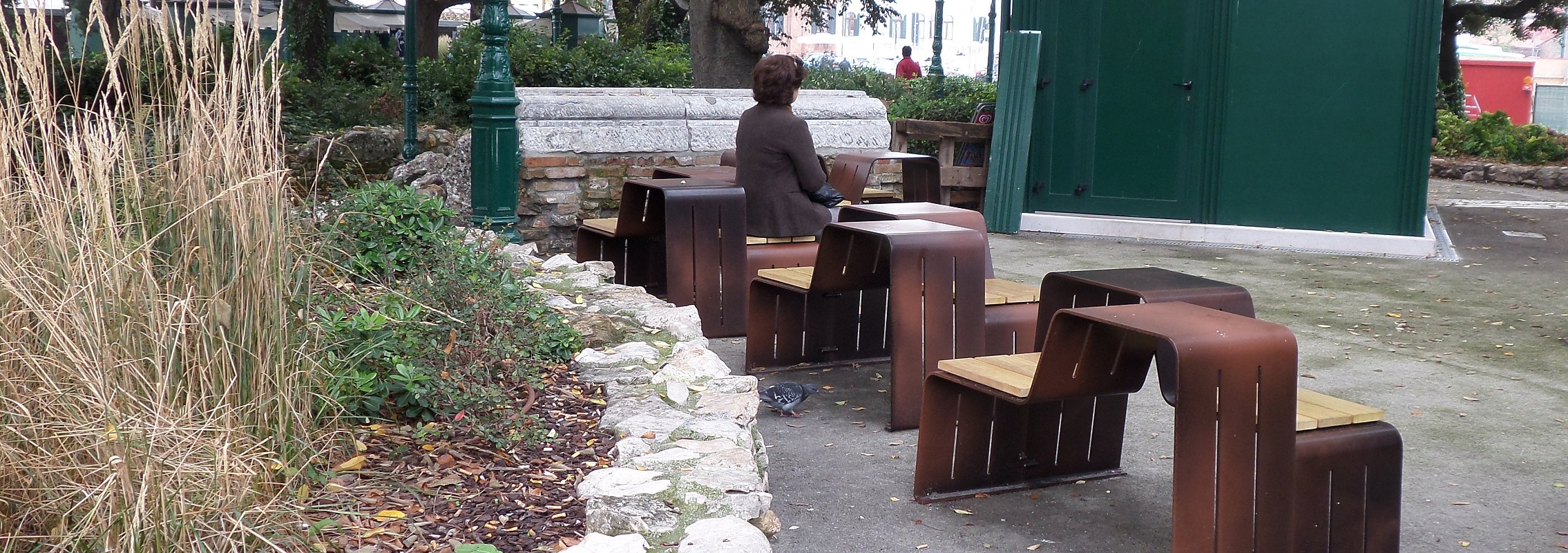 euroform w - Stadtmobiliar - Sitzbank Holz - Cryou - Hocker